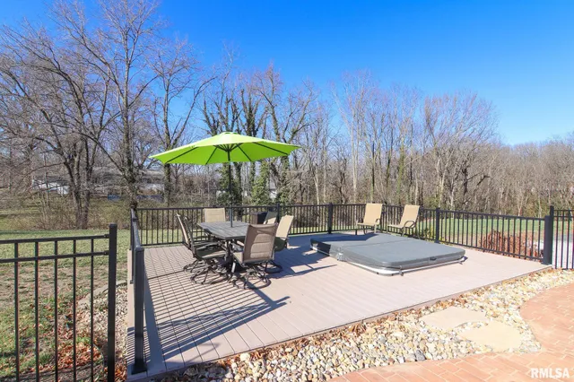 $415,000 | 4 Valley Lane, Carlinville, IL 62626