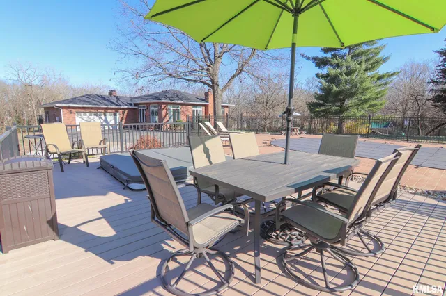 $415,000 | 4 Valley Lane, Carlinville, IL 62626