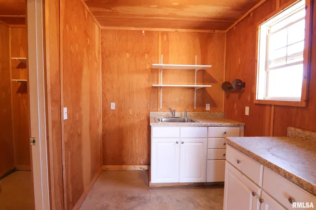 $415,000 | 4 Valley Lane, Carlinville, IL 62626