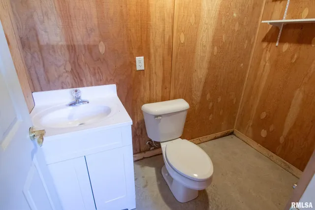 $415,000 | 4 Valley Lane, Carlinville, IL 62626