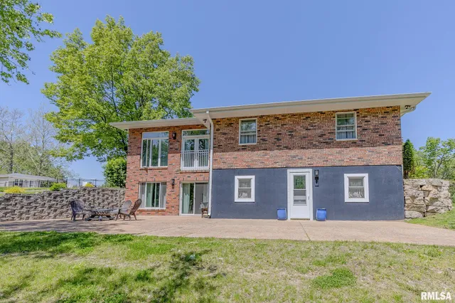 $415,000 | 4 Valley Lane, Carlinville, IL 62626