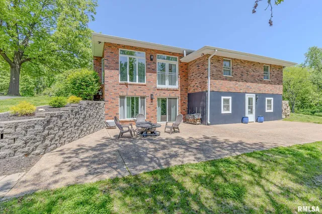 $415,000 | 4 Valley Lane, Carlinville, IL 62626