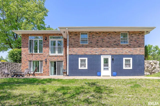 $415,000 | 4 Valley Lane, Carlinville, IL 62626