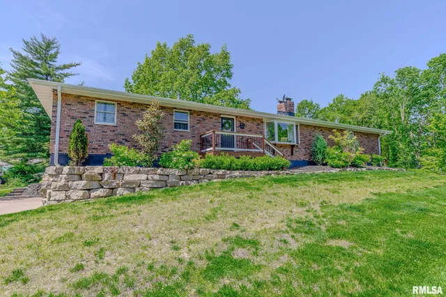 $415,000 | 4 Valley Lane, Carlinville, IL 62626