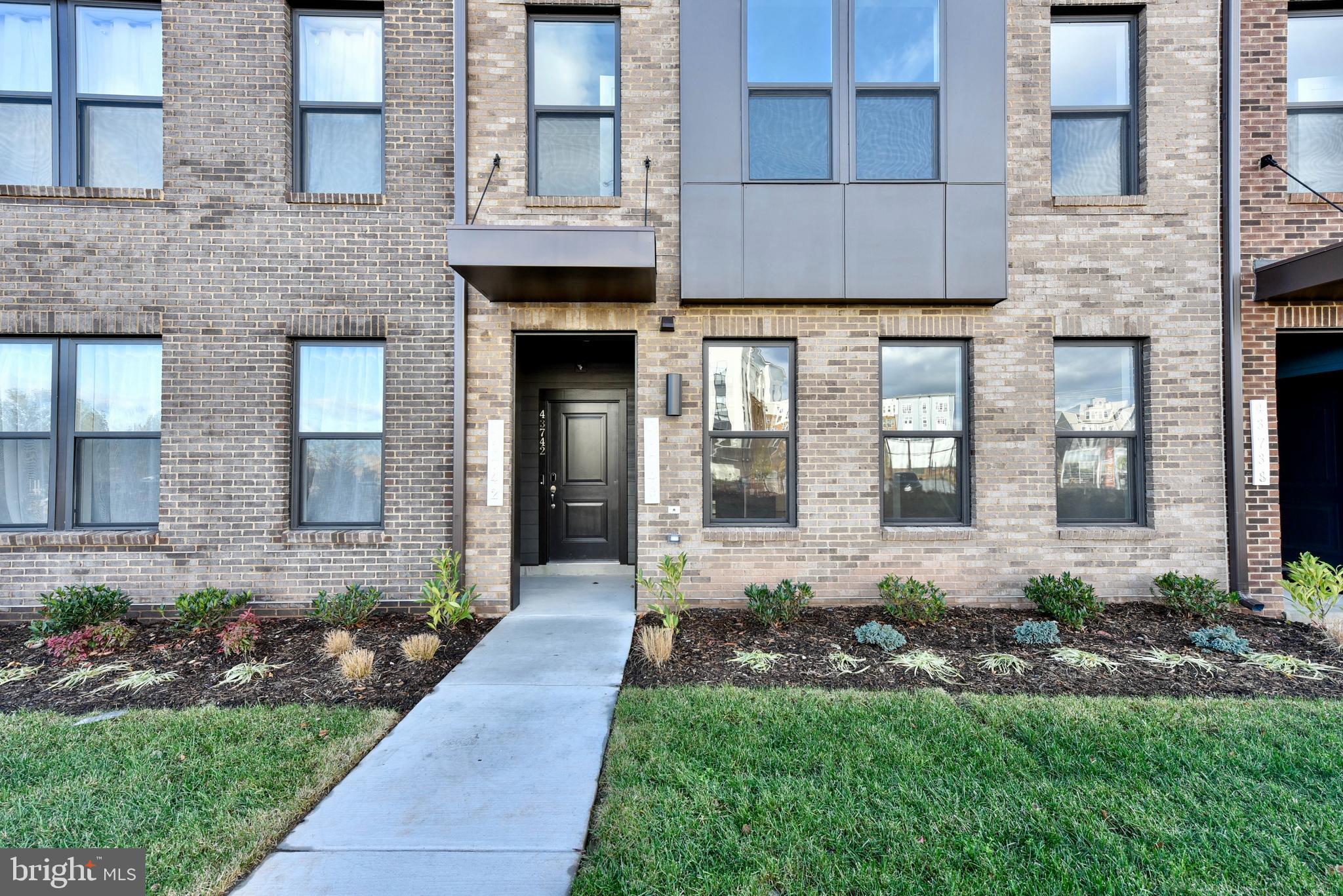 43740 Transit Square Ashburn, VA 20147 - Photo 2 of 20 a front view of a house with garden