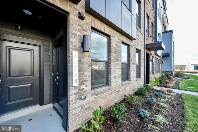 a view of an entrance of the house