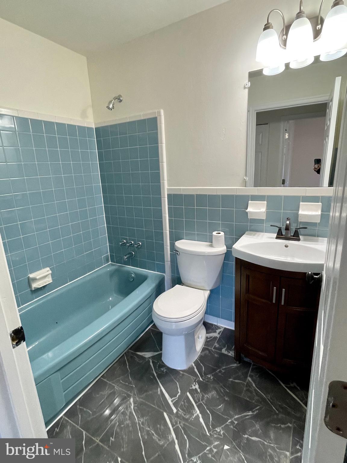 303 West Church Road Sterling, VA 20164 - Photo 17 of 27 Hallway full bathroom