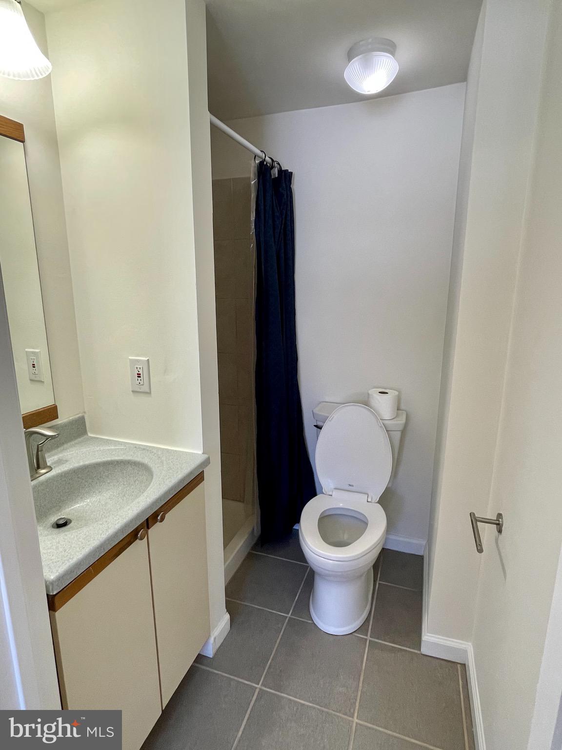 303 West Church Road Sterling, VA 20164 - Photo 21 of 27 Full bathroom in in-law suite/guest room