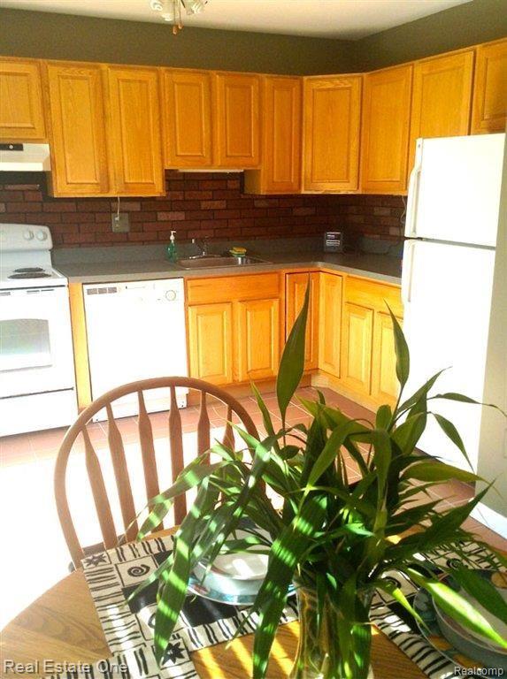 1225 Miniature Court, Unit 22 Rochester, MI 48307 - Photo 4 of 19 UPDATED KITCHEN