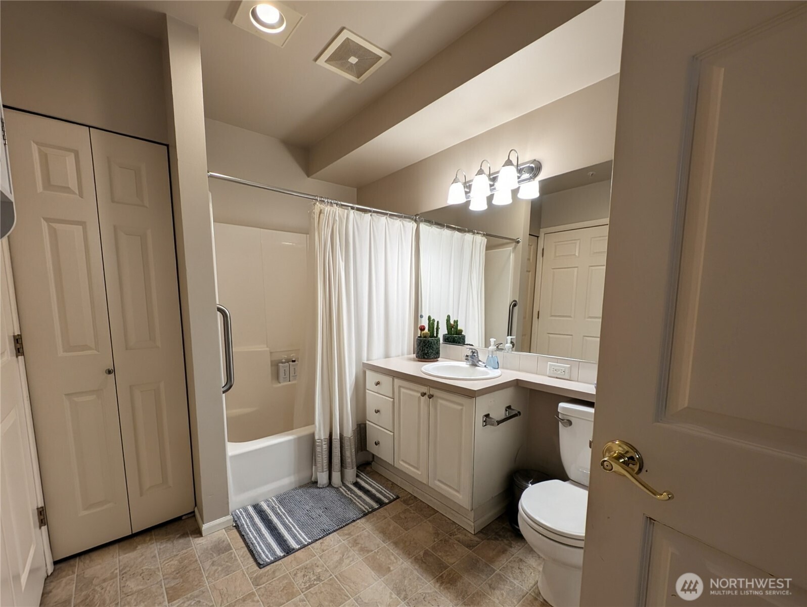 102 State Street, Unit 209W Kirkland, WA 98033 - Photo 5 of 6