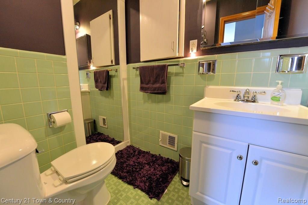 4002 Highfield Road Royal Oak, MI 48073 - Photo 19 of 31 Master Lav