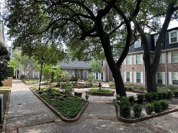$1,950 | 359 North Post Oak Lane, Unit 220, Houston, TX 77024