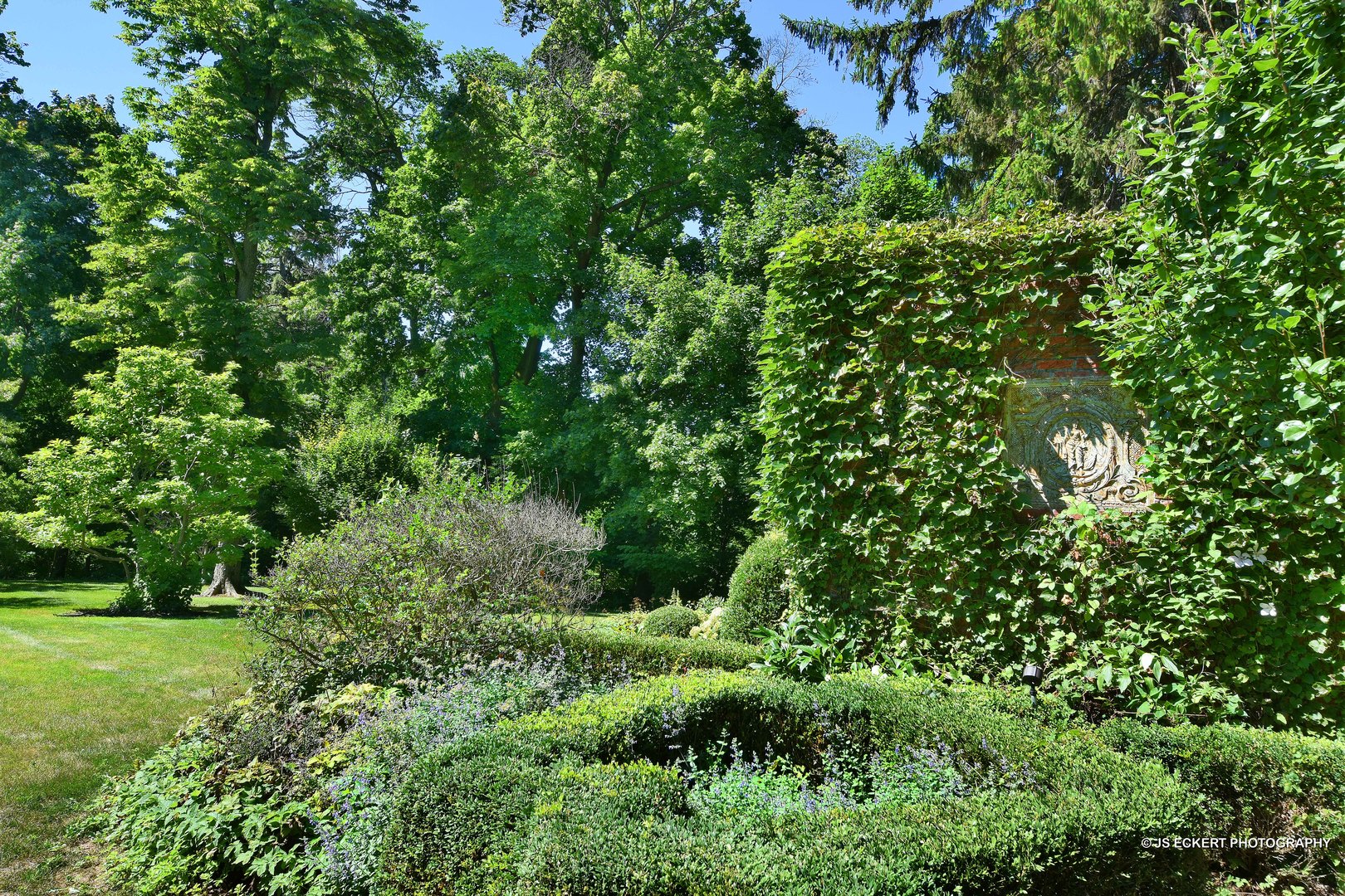 747 East Deerpath Road Lake Forest, IL 60045 - Photo 11 of 15 a view of a garden