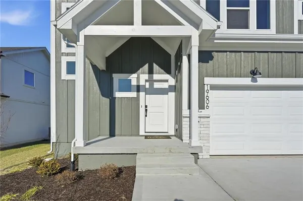 $468,995 | 1157 Southeast Cronin Drive, Lee's Summit, MO 64081