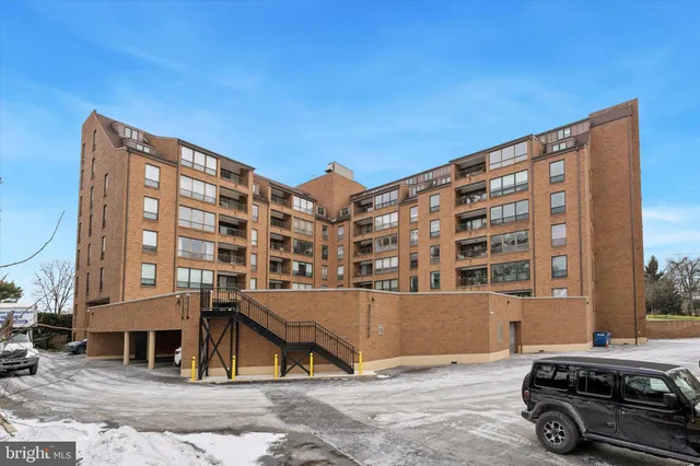 a view of a building and car parked