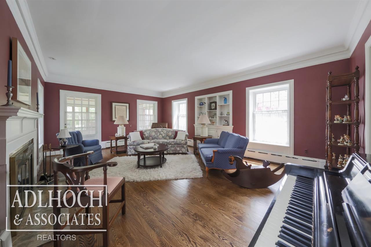 207 Ridge Road Grosse Pointe, MI 48236 - Photo 7 of 28 LIVING ROOM