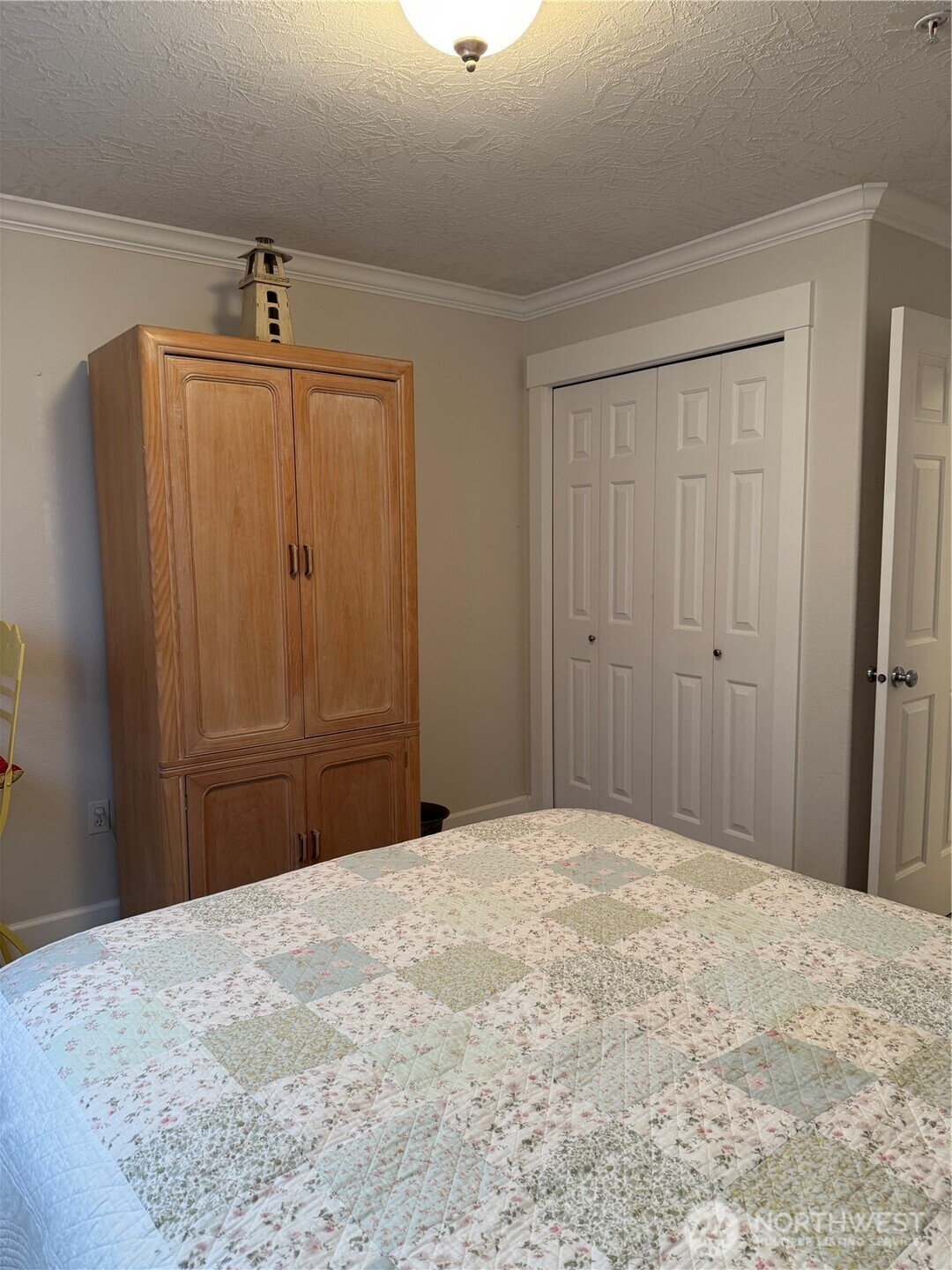 2815 Willows Road, Unit 116 Seaview, WA 98644 - Photo 24 of 30 a bedroom with a bed and a mirror