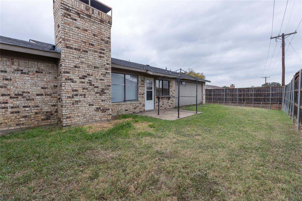 1031 East Peters Colony Road Carrollton, TX 75007 - Photo 18 of 21 a backyard of a house with lots of green space