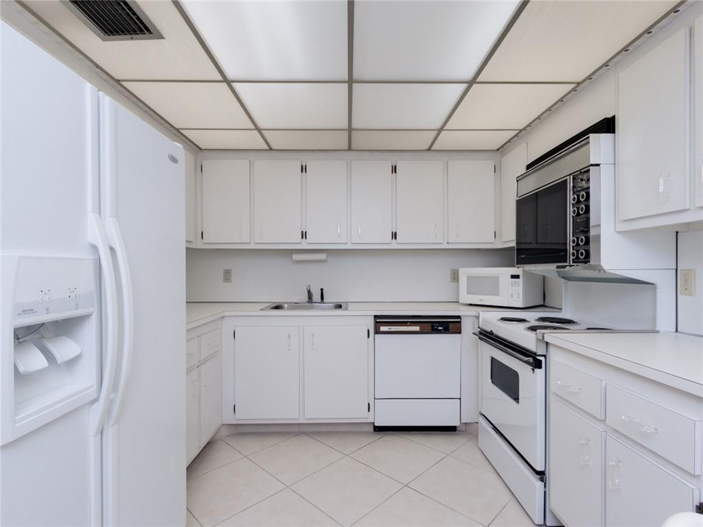 16401 Golf Club Road, Unit 210 Weston, FL 33326 - Photo 8 of 33 Kitchen