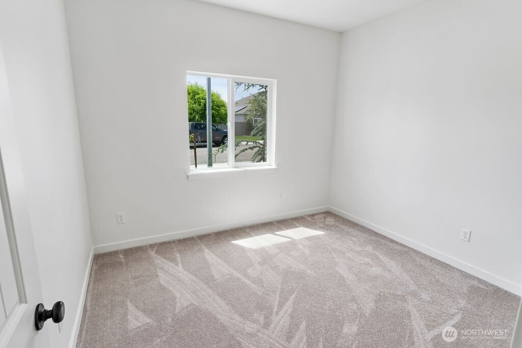 231 Shrute Road Prosser, WA 99350 - Photo 20 of 36 an empty room with a window
