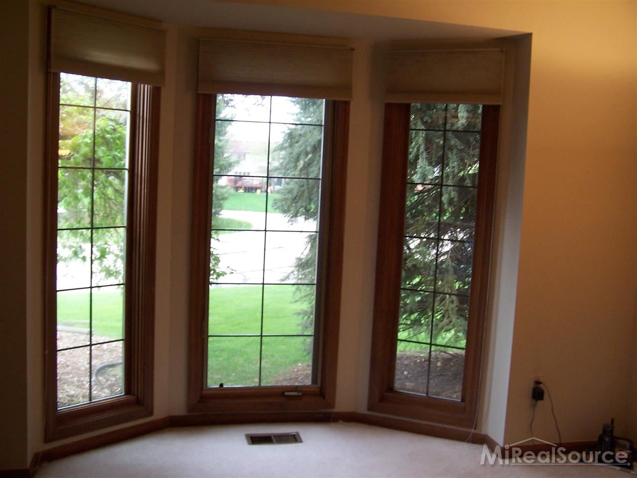 220 Bourbon Court Rochester, MI 48307 - Photo 7 of 28 31193081-6.JPG