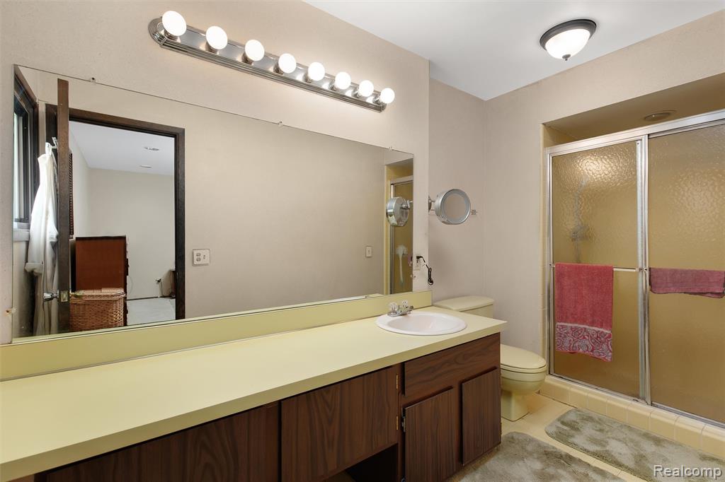 31017 Carriage Hill Road Farmington Hills, MI 48331 - Photo 23 of 39