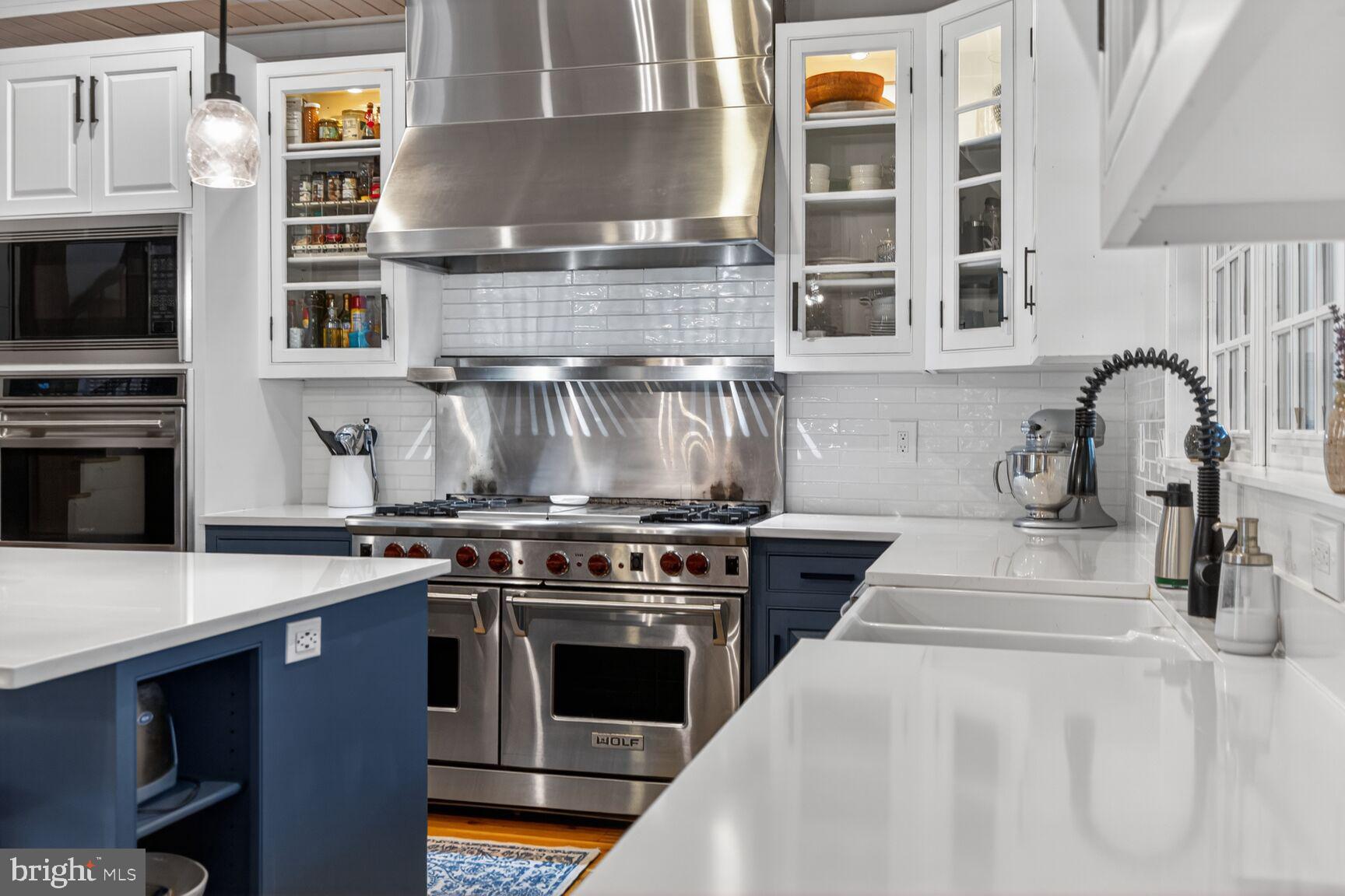 17641 Raven Rocks Road Bluemont, VA 20135 - Photo 11 of 109 Stainless Steel Range Hood with Warming Lights