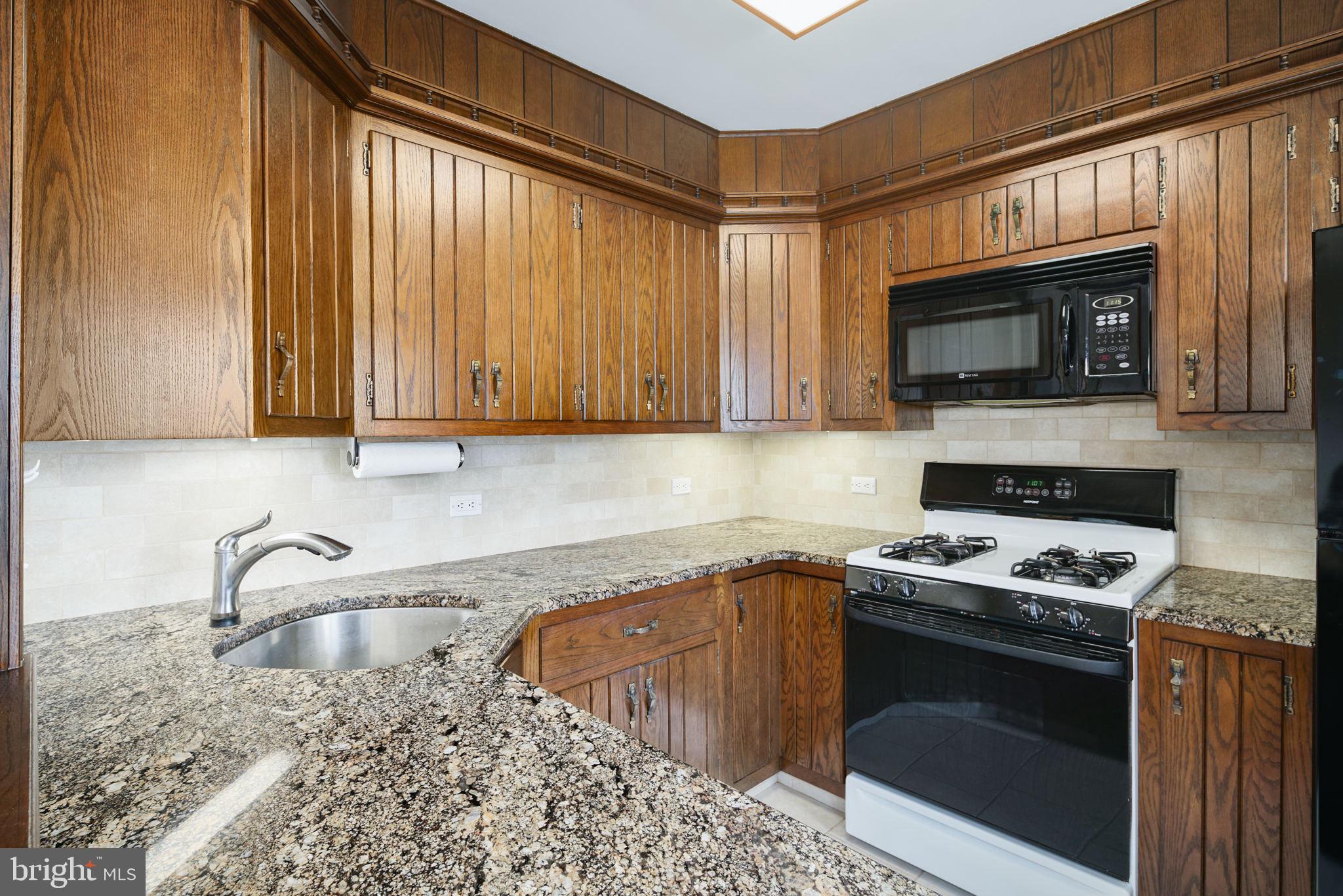 11811 Basile Road Philadelphia, PA 19154 - Photo 13 of 26 subway-tile backsplash