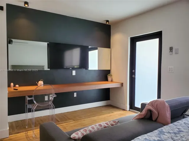 a view of a livingroom with furniture