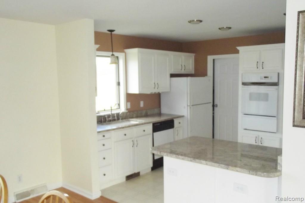 2091 Layton Road Fowlerville, MI 48836 - Photo 4 of 11 DSCF4106.jpg