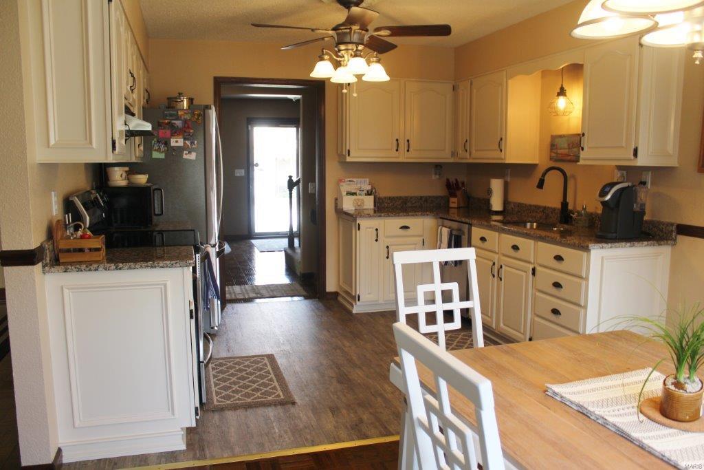 1982 Banyan Tree Road Collinsville, IL 62234 - Photo 11 of 23 Gallery Image 11