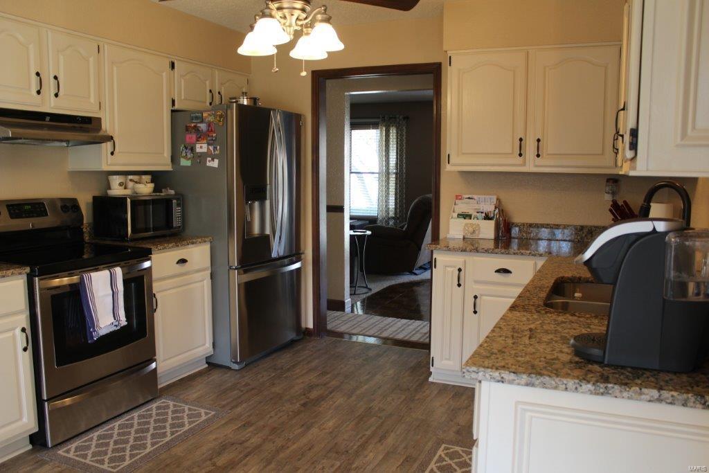 1982 Banyan Tree Road Collinsville, IL 62234 - Photo 9 of 23 Gallery Image 9