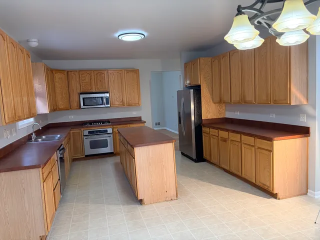 $3,250 | 1155 Clover Hill Lane, Elgin, IL 60120