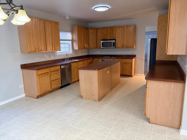 $3,250 | 1155 Clover Hill Lane, Elgin, IL 60120