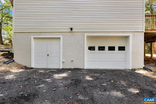 a view of a house with backyard