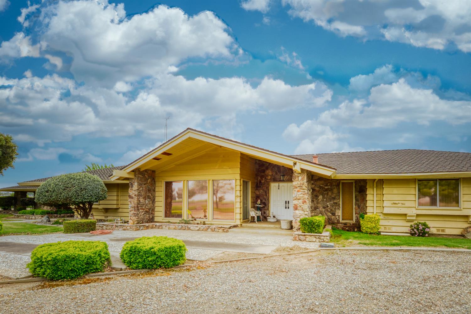 1471 Highway 33 Gustine, CA 95322 - Photo 1 of 57 a front view of a house with a yard