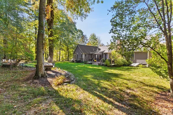 a view of a house with backyard and garden