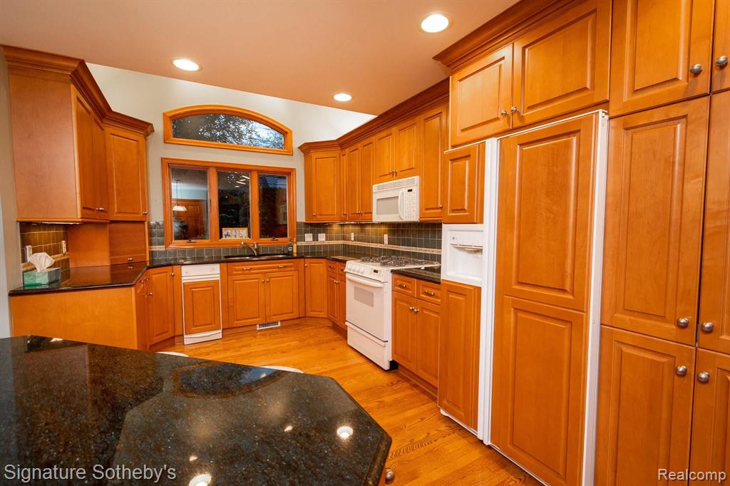577 Thorntree Road Grosse Pointe Woods, MI 48236 - Photo 14 of 40