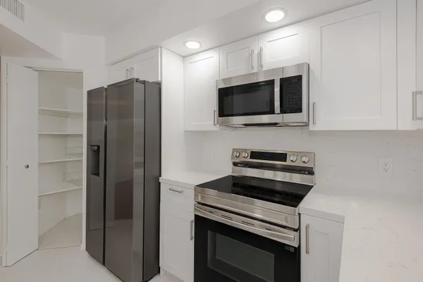 $1,995 | 13800 Southwest 14th Street, Unit 211C, Pembroke Pines, FL 33027