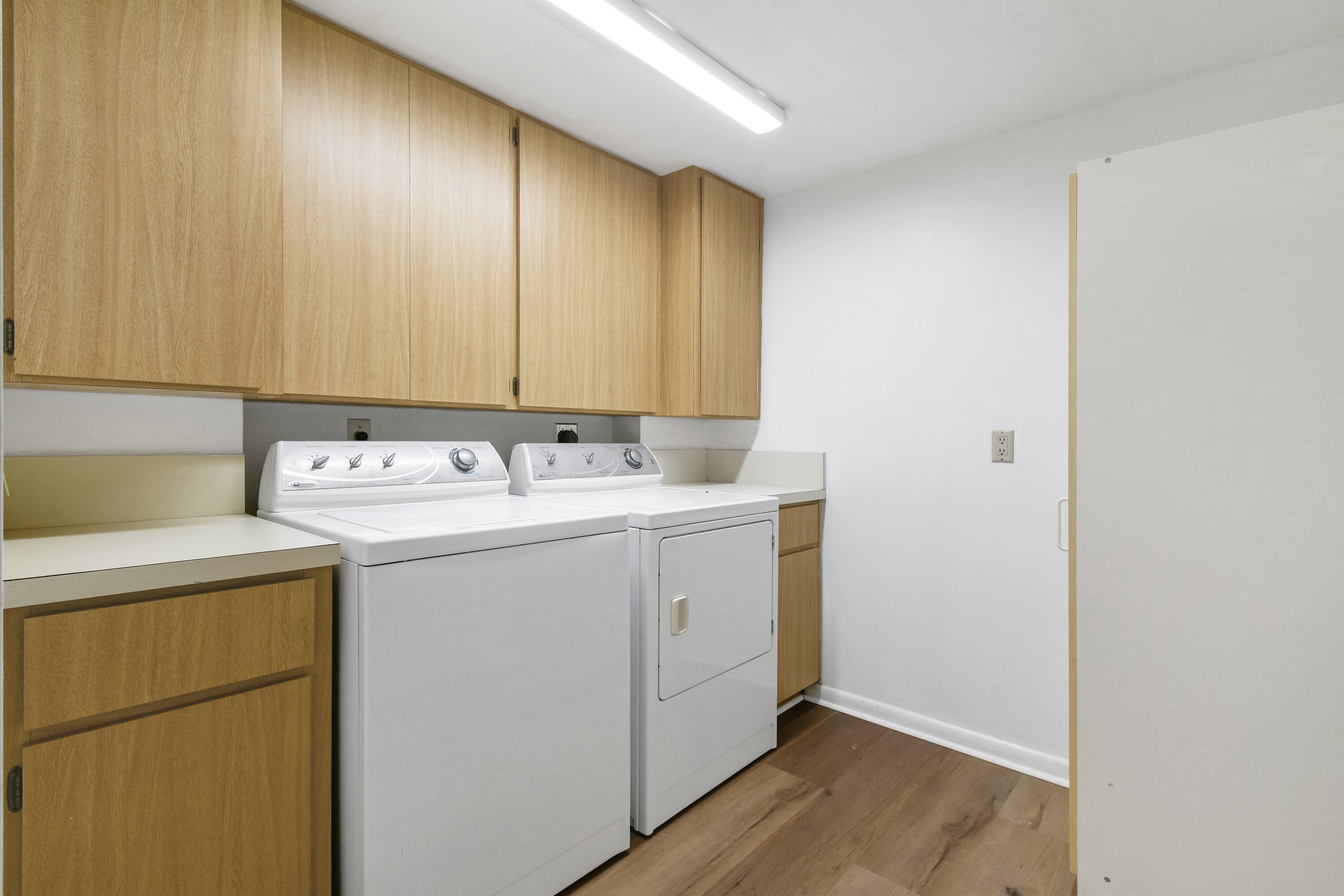 1701 Marina Isle Way, Unit 301 Jupiter, FL 33477 - Photo 30 of 60 a utility room with dryer and washer