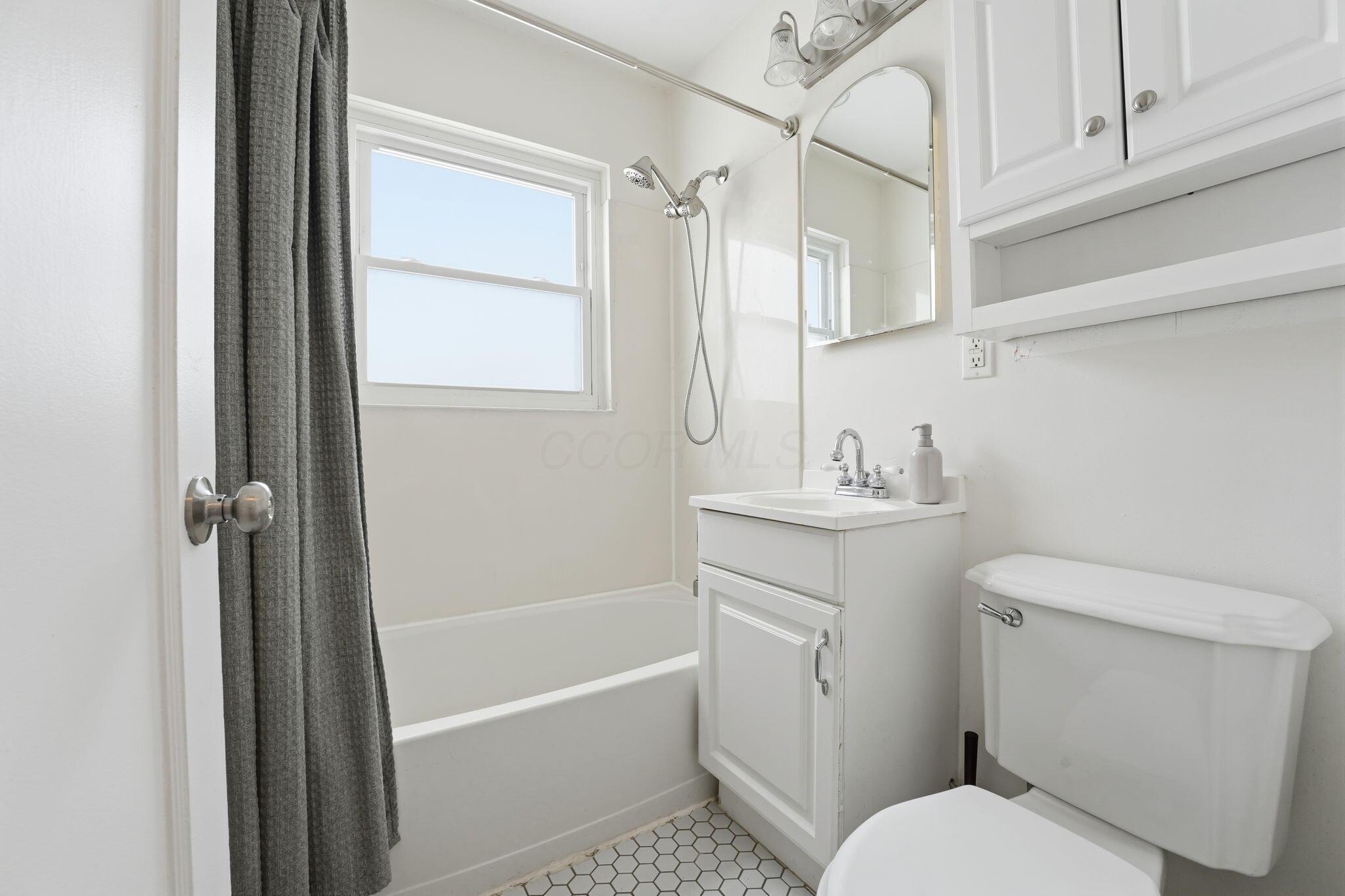 796 East Kenworth Road Columbus, OH 43224 - Photo 11 of 18 Bathroom
