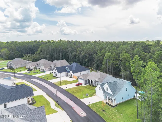 $425,000 | 85010 Diamondhead Lks Boulevard, Diamondhead, MS 39525