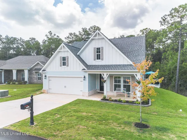$425,000 | 85010 Diamondhead Lks Boulevard, Diamondhead, MS 39525