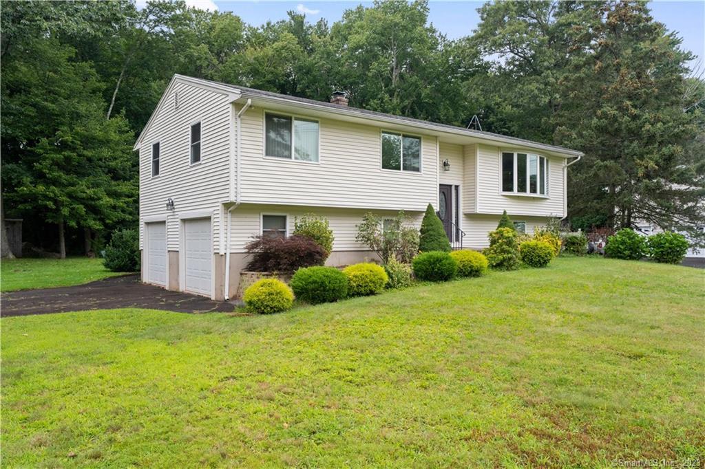 a view of a house with backyard and garden