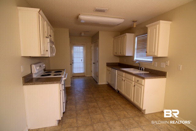 4005 Kendallbrook Loop Foley, AL 36535 - Photo 4 of 12 Kitchen