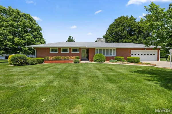 $330,000 | 631 Yale Avenue, Hillsboro, IL 62049