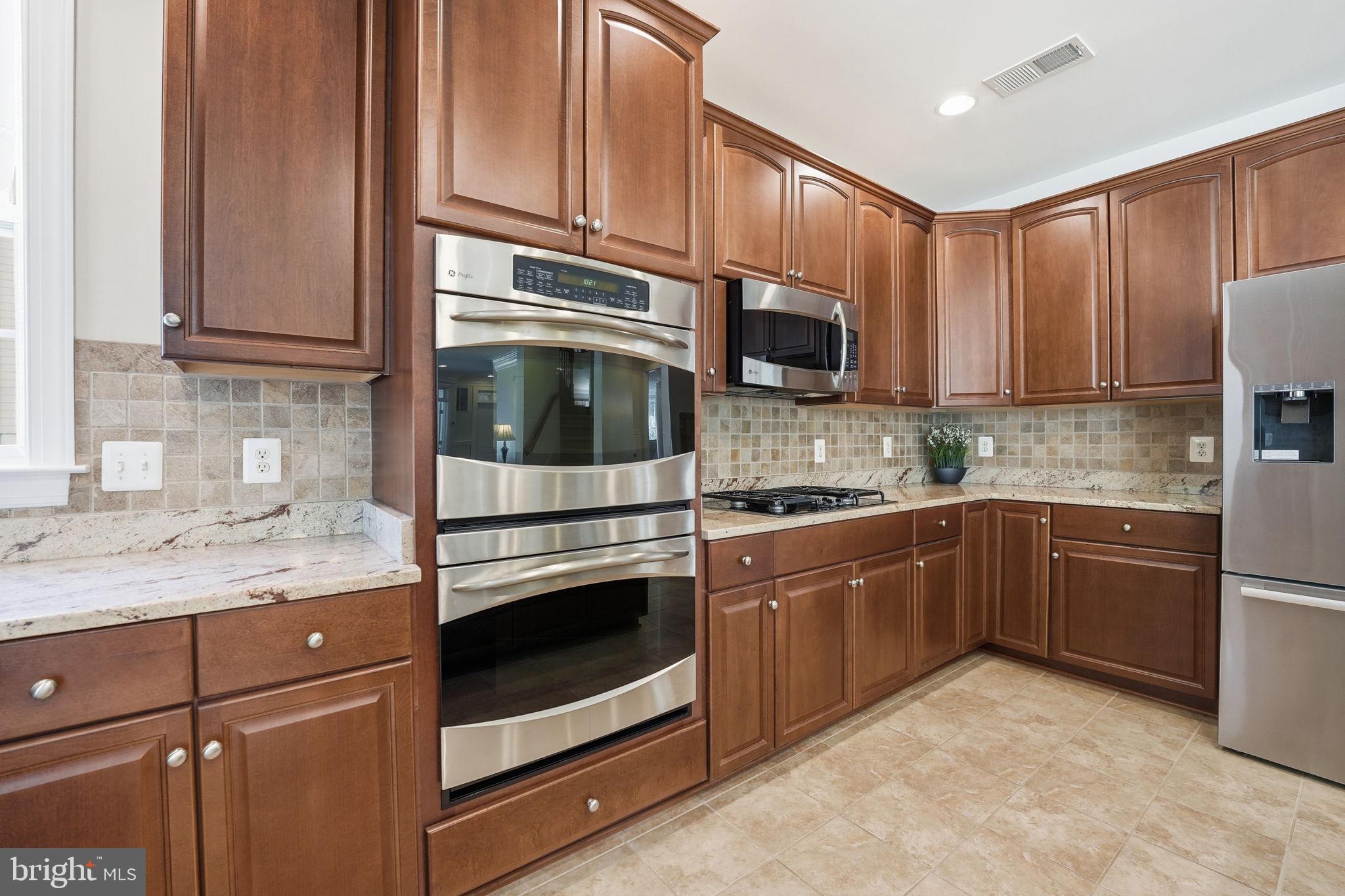 13060 Queen Chapel Road Woodbridge, VA 22193 - Photo 15 of 77 Stainless steel appliances