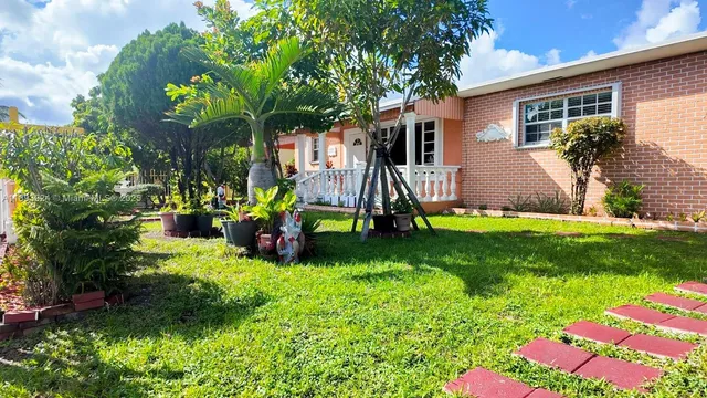 a view of a house with a backyard