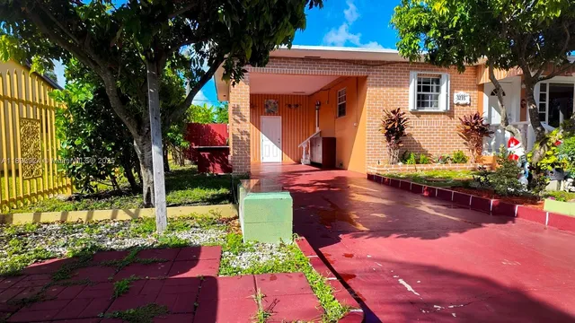 a view of a house with a yard