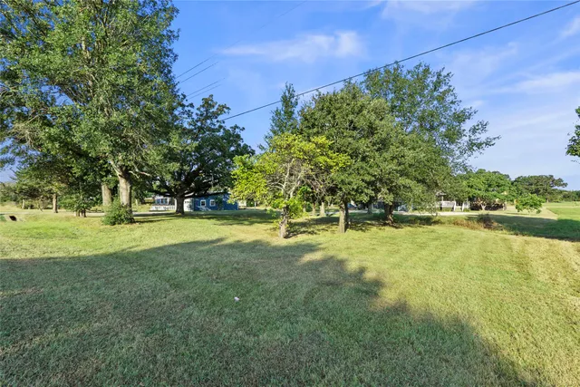 a view of a yard of the house